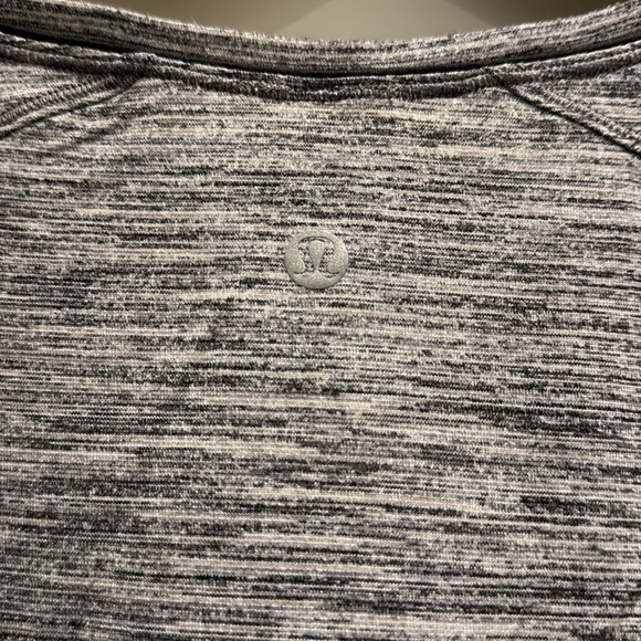 Lululemon grey cap sleeve tee - size 8 - Picture 4 of 4